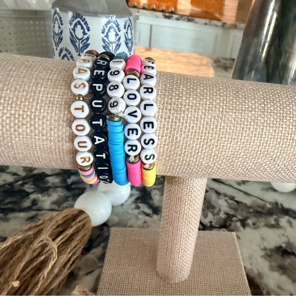 Taylor Swift 5 Piece Friendship Beaded Bracelets - Picture 5 of 6